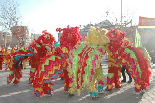 酒泉市2011年元宵節(jié)社火匯演期間，部分社火隊(duì)來公司拜年