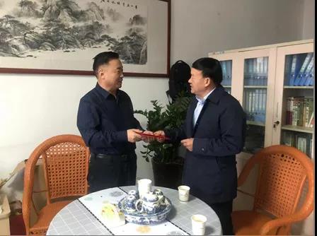 敦煌種業(yè)領(lǐng)導(dǎo)看望慰問公司老干部、老黨員及困難黨員職工