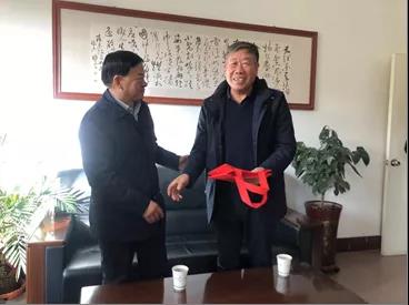 敦煌種業(yè)領(lǐng)導(dǎo)看望慰問公司老干部、老黨員及困難黨員職工