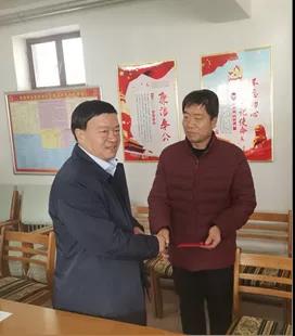 敦煌種業(yè)領(lǐng)導(dǎo)看望慰問公司老干部、老黨員及困難黨員職工